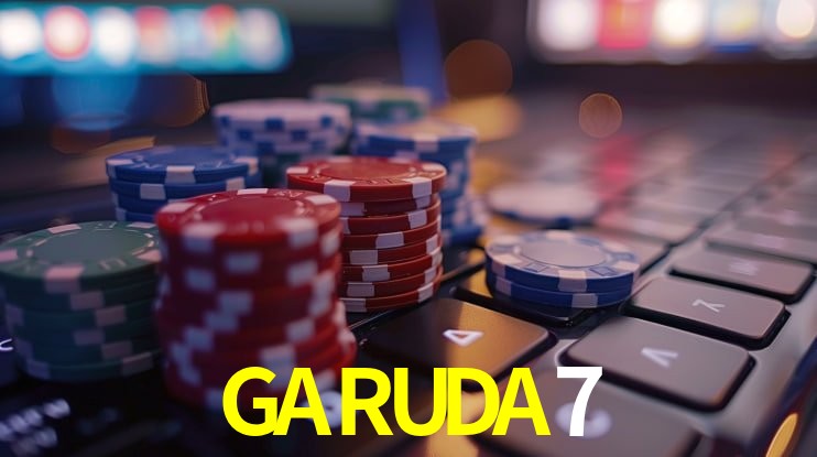 Una escena digital vívida inspirada en casino con GARUDA7 mostrado prominentemente, luces brillantes, fichas, cartas y acentos dorados.